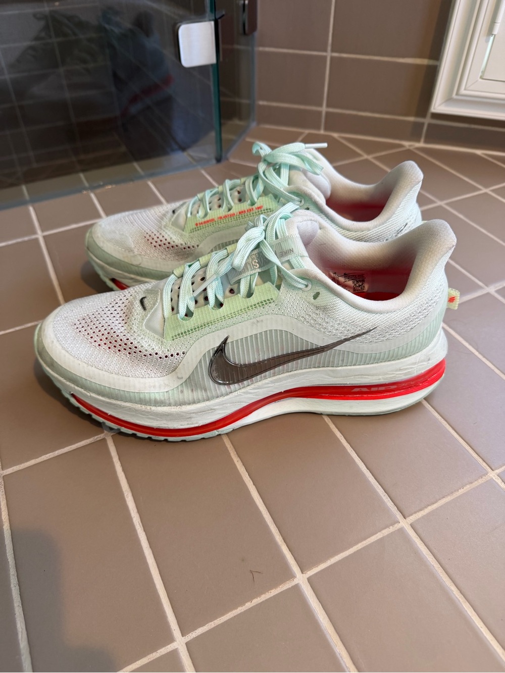 Nike Mint Green and White Men's Athletic Running Shoes - Picture 3 of 6